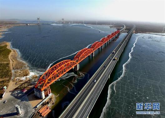 （经济）（1）京张高铁官厅水库特大桥拱型八孔钢桁梁落梁成功