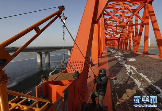 （经济）（3）京张高铁官厅水库特大桥拱型八孔钢桁梁落梁成功