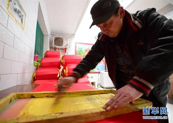 （社会）（2）赶制灯笼迎新春