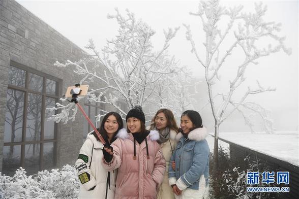 （环境）（2）重庆金佛山：银装素裹惹人爱