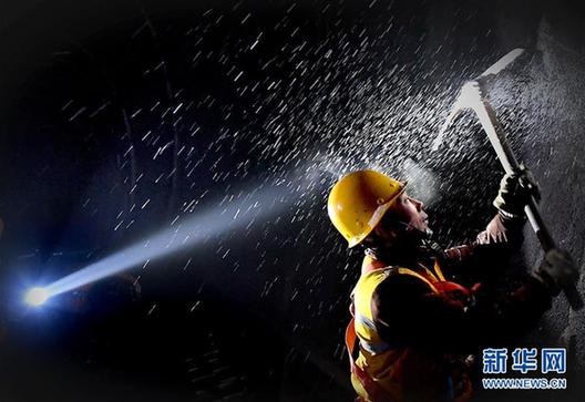 (走基层 听民声·图文互动)(4)风雪铁路打冰人