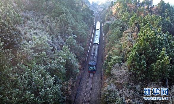 （社会）（1）“绿皮”小火车 温暖工作路