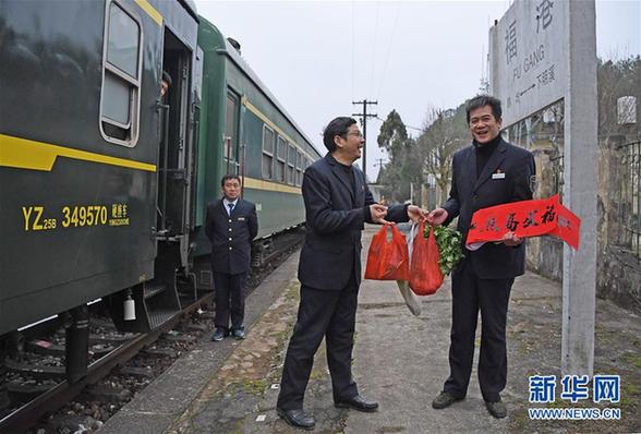 （社会）（5）“绿皮”小火车 温暖工作路