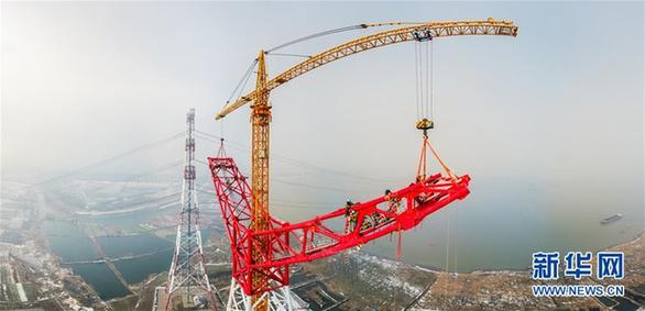 （经济）（1）世界最长最高电压等级输电工程长江大跨越杆塔封顶