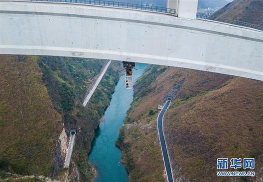 （关注春运）（1）高铁大桥的“蜘蛛侠”