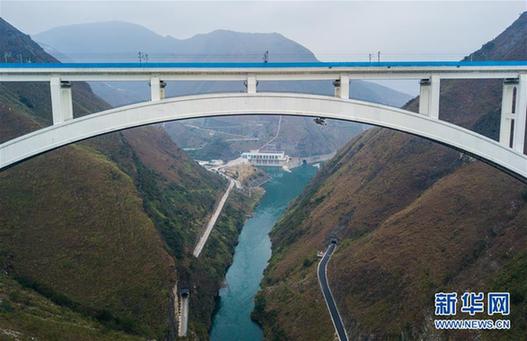 (关注春运)(2)高铁大桥的“蜘蛛侠”