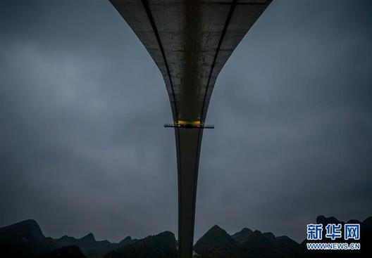 (关注春运)(3)高铁大桥的“蜘蛛侠”