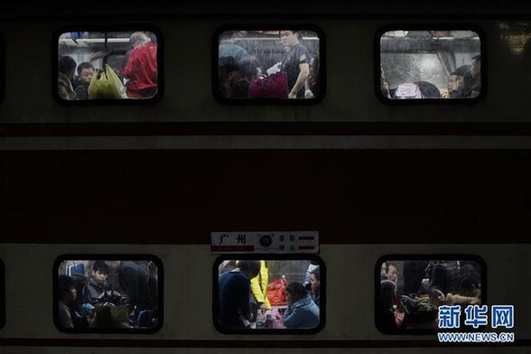 （新华全媒头条·改革开放四十年）（3）春运：为了团圆的迁徙