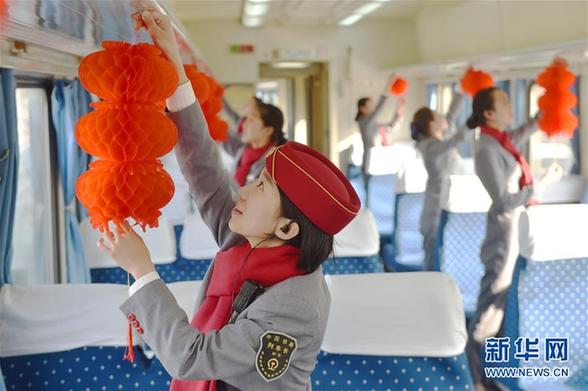 （关注春运）（2）返乡列车春意浓