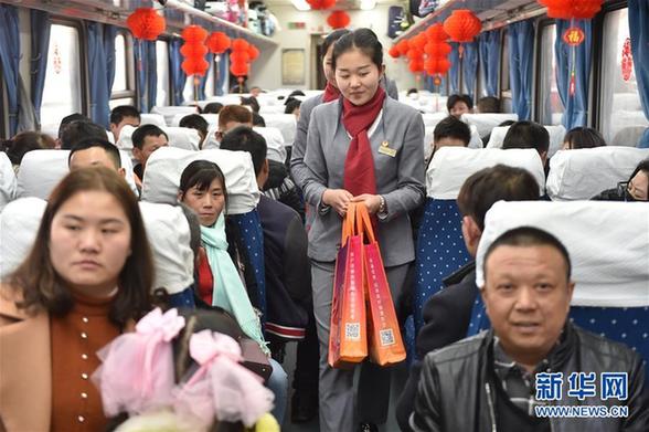 （关注春运）（4）返乡列车春意浓