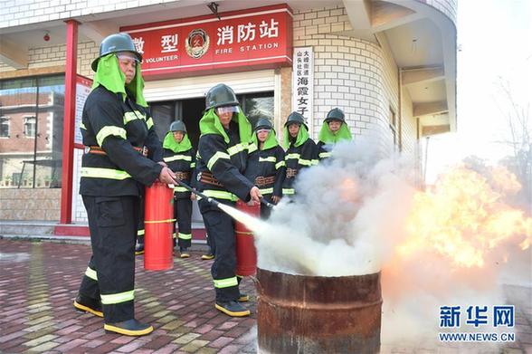 （社会）（1）厦门有支“奶奶”消防队