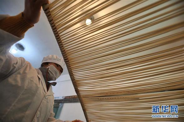 (社会)(3)探访古法空心面制作工艺