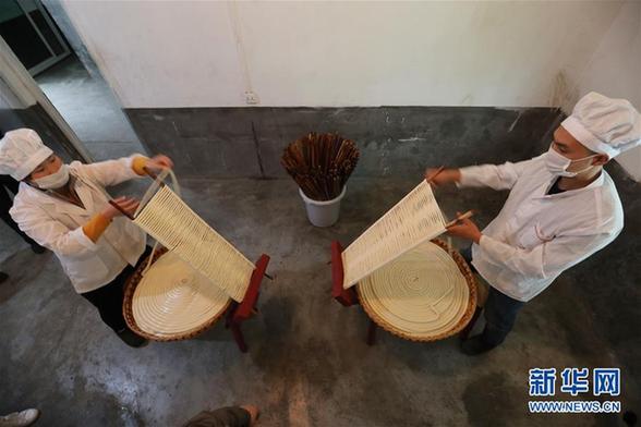 (社会)(5)探访古法空心面制作工艺