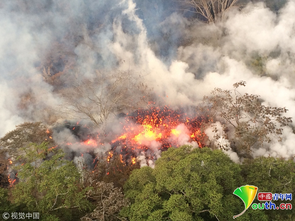 夏威夷火山喷出巨型蘑菇云 民众淡定打高尔夫