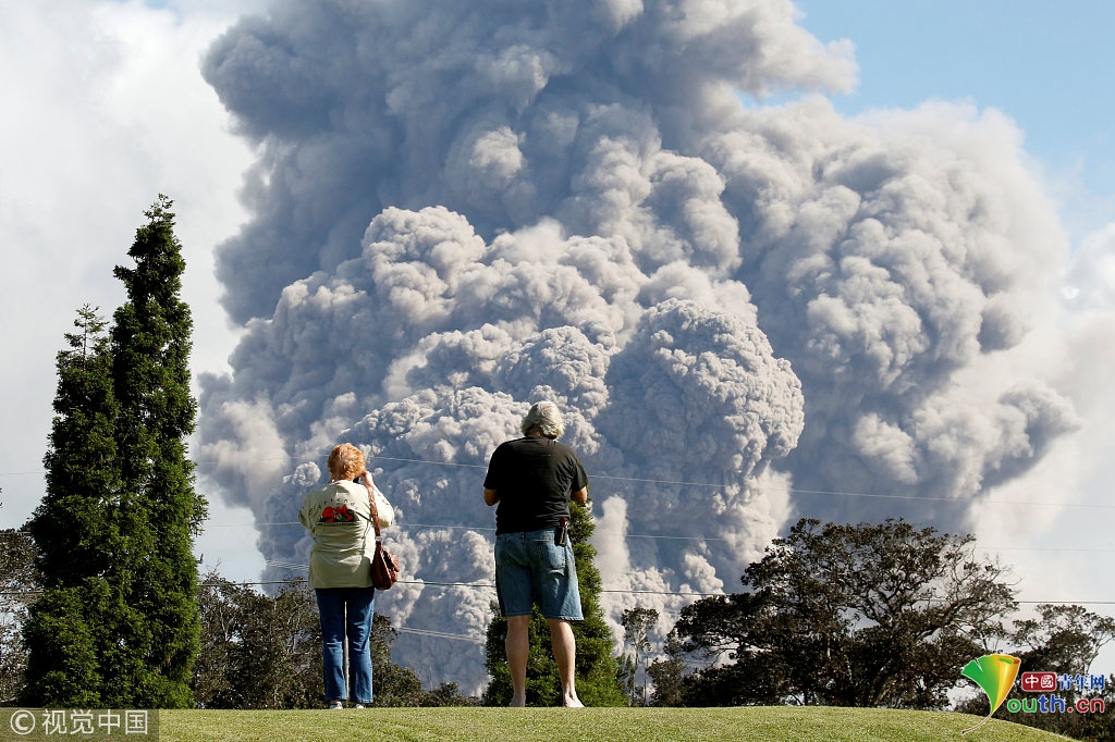 夏威夷火山喷出巨型蘑菇云 民众淡定打高尔夫
