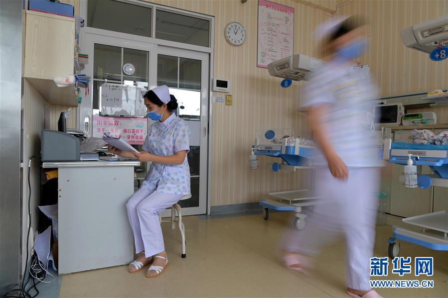 （图片故事）（7）新生儿监护室里的“代理妈妈”